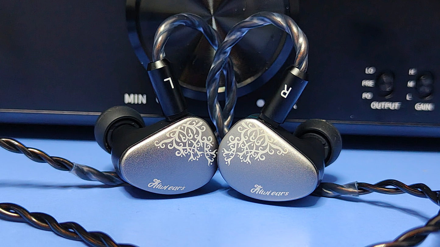 Auriculares in-ear Kiwi Ears Cadenza II con driver 1DD de 10mm y tecnología KARS 2.0, visibles en la imagen.