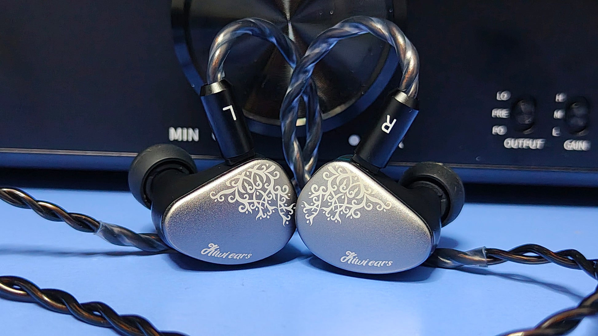 Auriculares in-ear Kiwi Ears Cadenza II con driver 1DD de 10mm y tecnología KARS 2.0, visibles en la imagen.