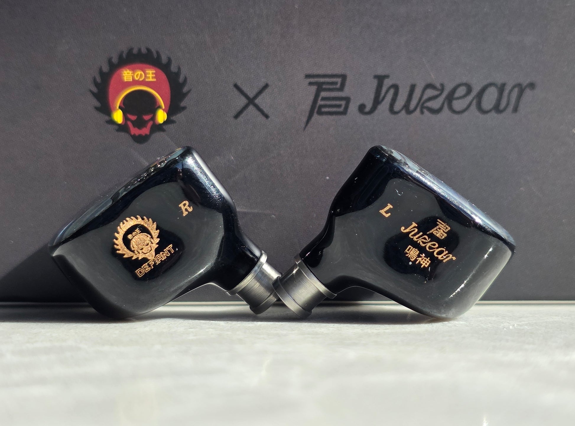 Auriculares in-ear JUZEAR Defiant IEM con driver 1DD y 3BA, monitoreo de audio profesional en imagen.