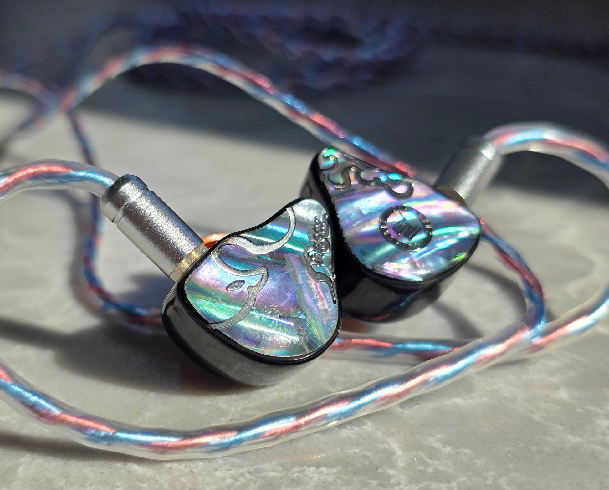 Auriculares in-ear JUZEAR Juzear x Z Reviews Defiant con un driver principal de 1DD y 3 drivers BA para monitoreo de audio profesional.