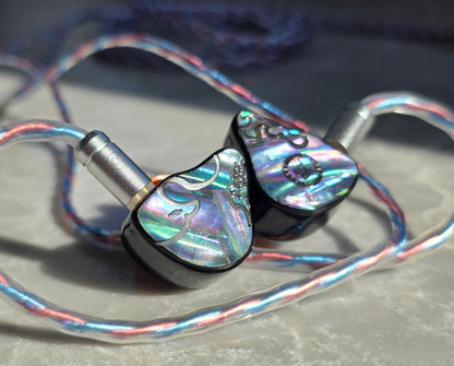 Auriculares in-ear JUZEAR Juzear x Z Reviews Defiant con un driver principal de 1DD y 3 drivers BA para monitoreo de audio profesional.