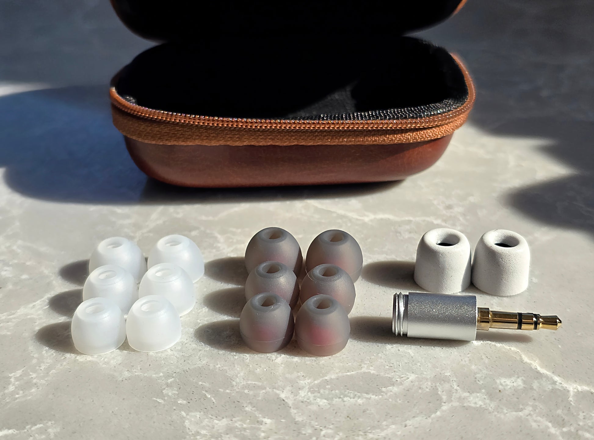 Auriculares in-ear JUZEAR x Z Reviews Defiant con 1 driver dinámico y 3 balanced armature, diseño ergonómico para monitoreo de audio.