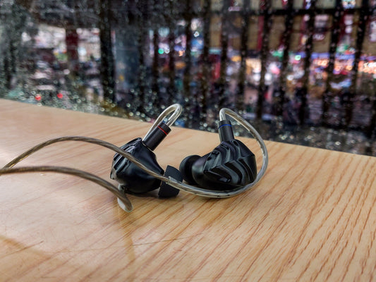Audífonos IEM HIDIZS MK12 Turris con diafragma de 12mm y cuerpo de magnesio, en color negro.