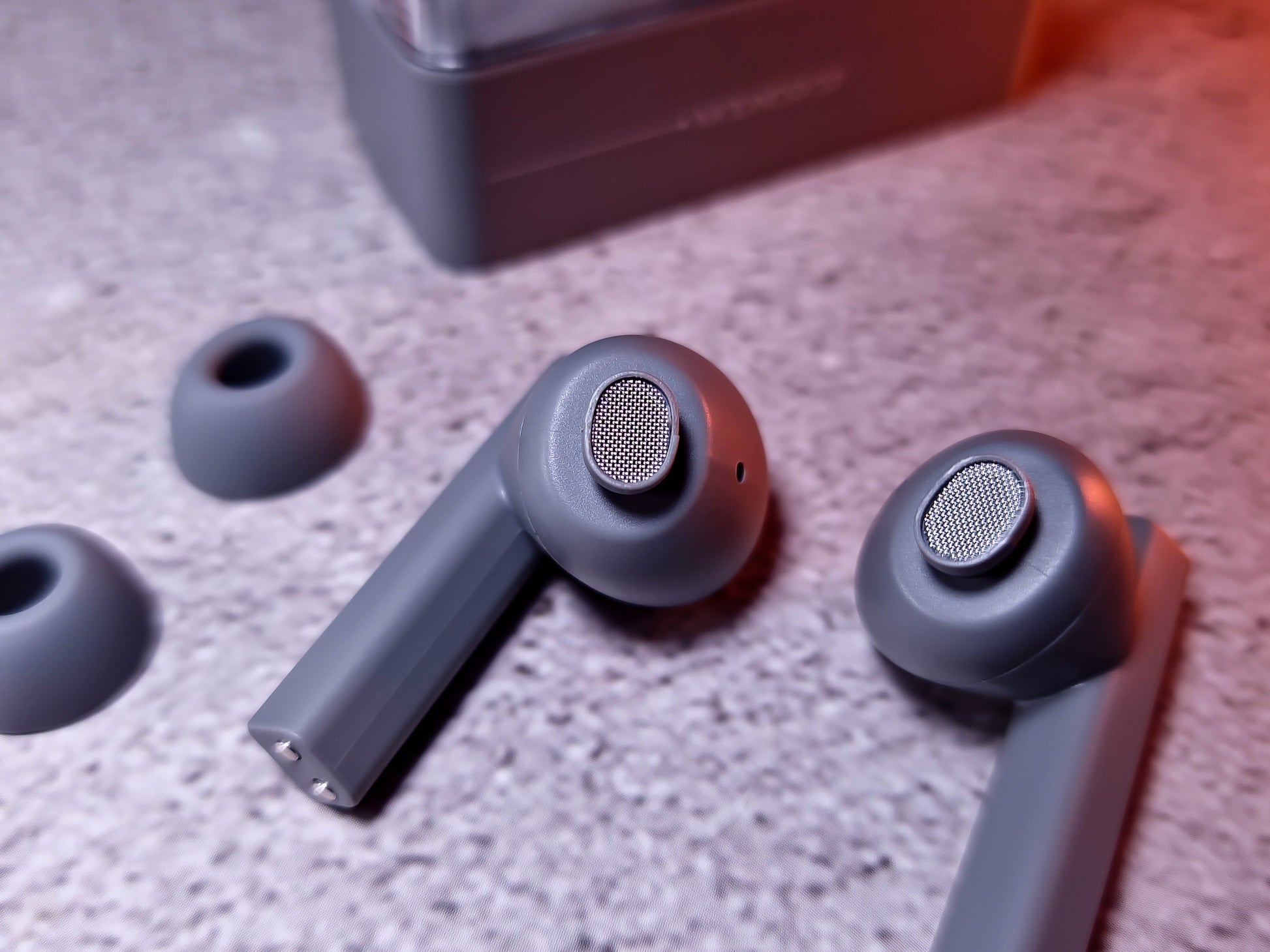 Auriculares TWS Moondrop Space Travel 2 Ultra con diseño compacto, control táctil y tecnología LDAC y cancelación activa de ruido.