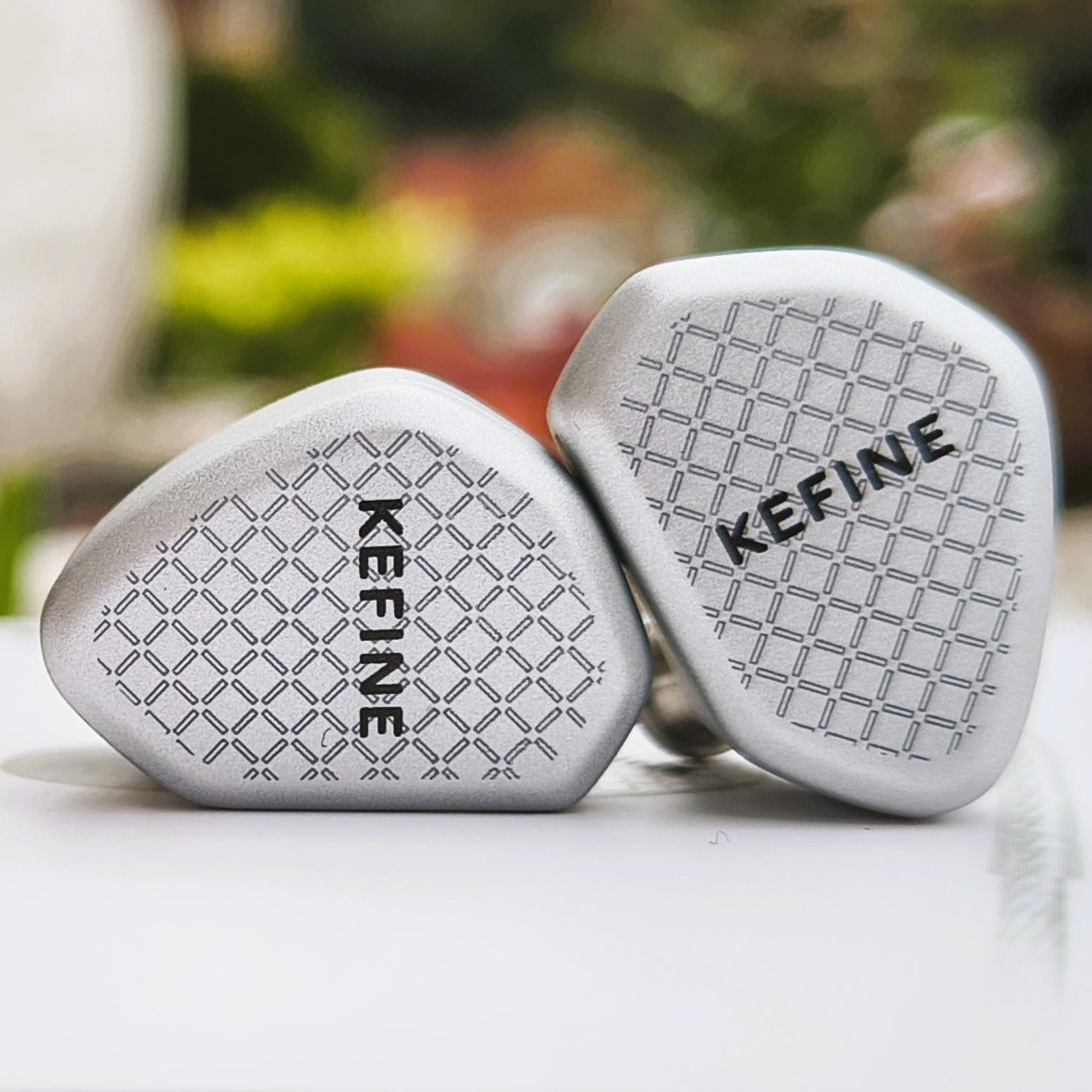 Auriculares KEFINE Klean SV IEM in-ear con diafragma de 10mm DLC y tres boquillas de ajuste para una experiencia de sonido personalizada.