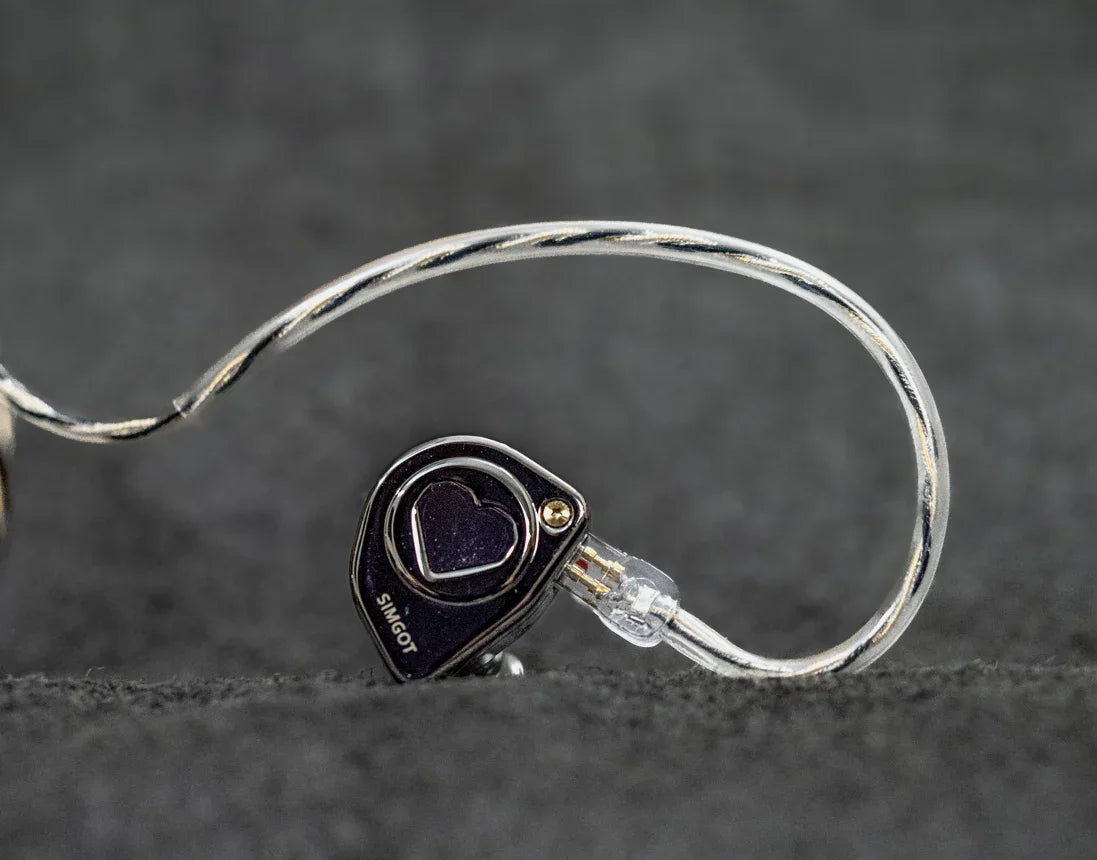 Auriculares in-ear SIMGOT EW300 con drivers tribrid: dinámico, planar y piezoeléctrico, con diseño compacto y elegante.