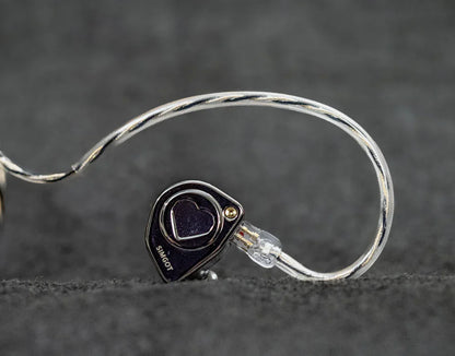 Auriculares in-ear SIMGOT EW300 con drivers tribrid: dinámico, planar y piezoeléctrico, con diseño compacto y elegante.
