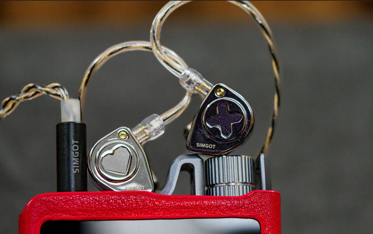 Audífonos IEM SIMGOT EW300 con drivers tribrid: dinámico, planar y piezoeléctrico en uso.