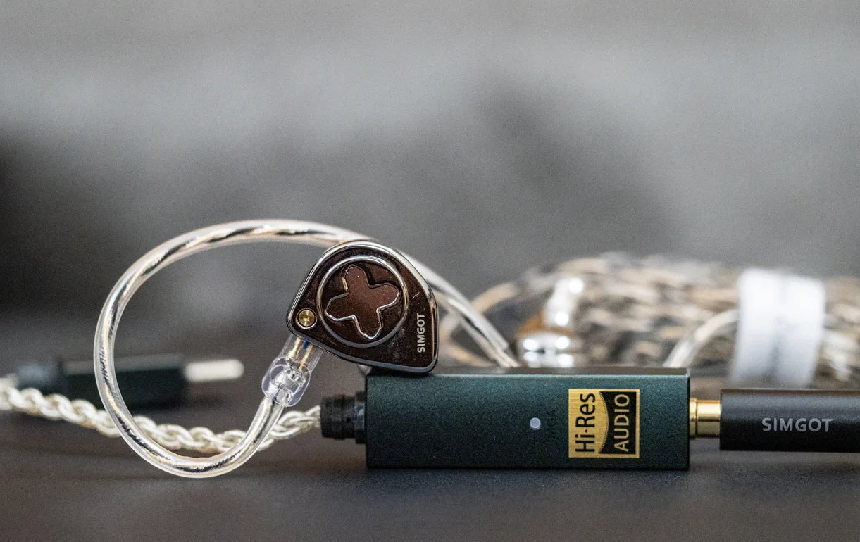 Auriculares in-ear SIMGOT EW300 con drivers tribrid: dinámico, planar y piezoeléctrico, en color negro con detalles metálicos.