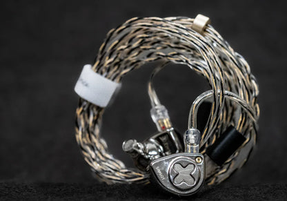 Auriculares in-ear SIMGOT EW300 con drivers tribrid: dinámico, planar y piezoeléctrico, en color negro con cable.