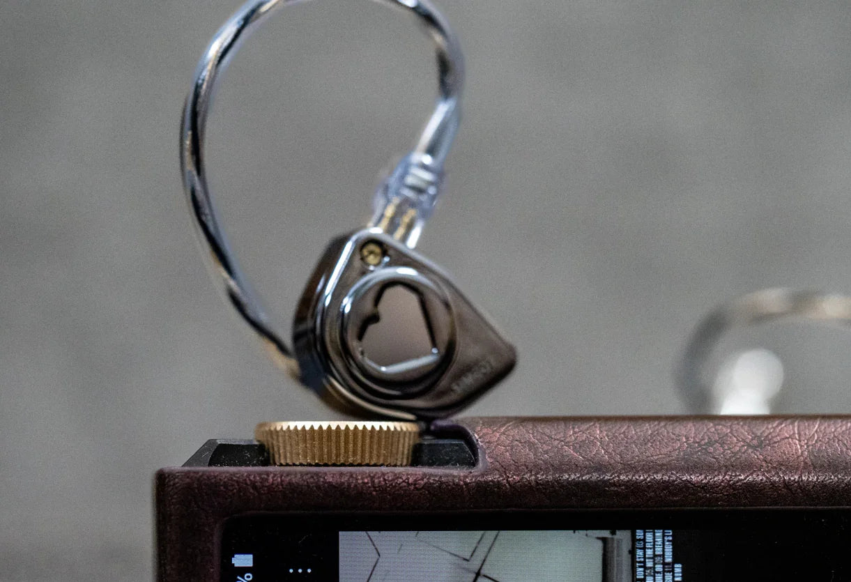 Auriculares in-ear SIMGOT EW300 con drivers tribrid: dinámico, planar y piezoeléctrico, en color negro con cables.