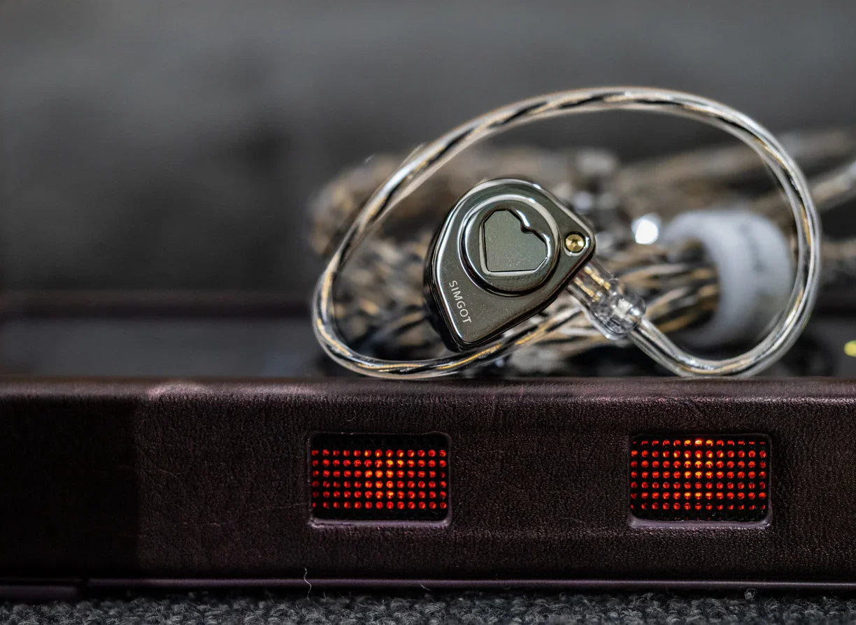Auriculares in-ear SIMGOT EW300 con drivers tribrid: dinámico, planar y piezoeléctrico en un diseño compacto.