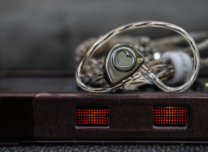 Auriculares in-ear SIMGOT EW300 con drivers tribrid: dinámico, planar y piezoeléctrico en un diseño compacto.