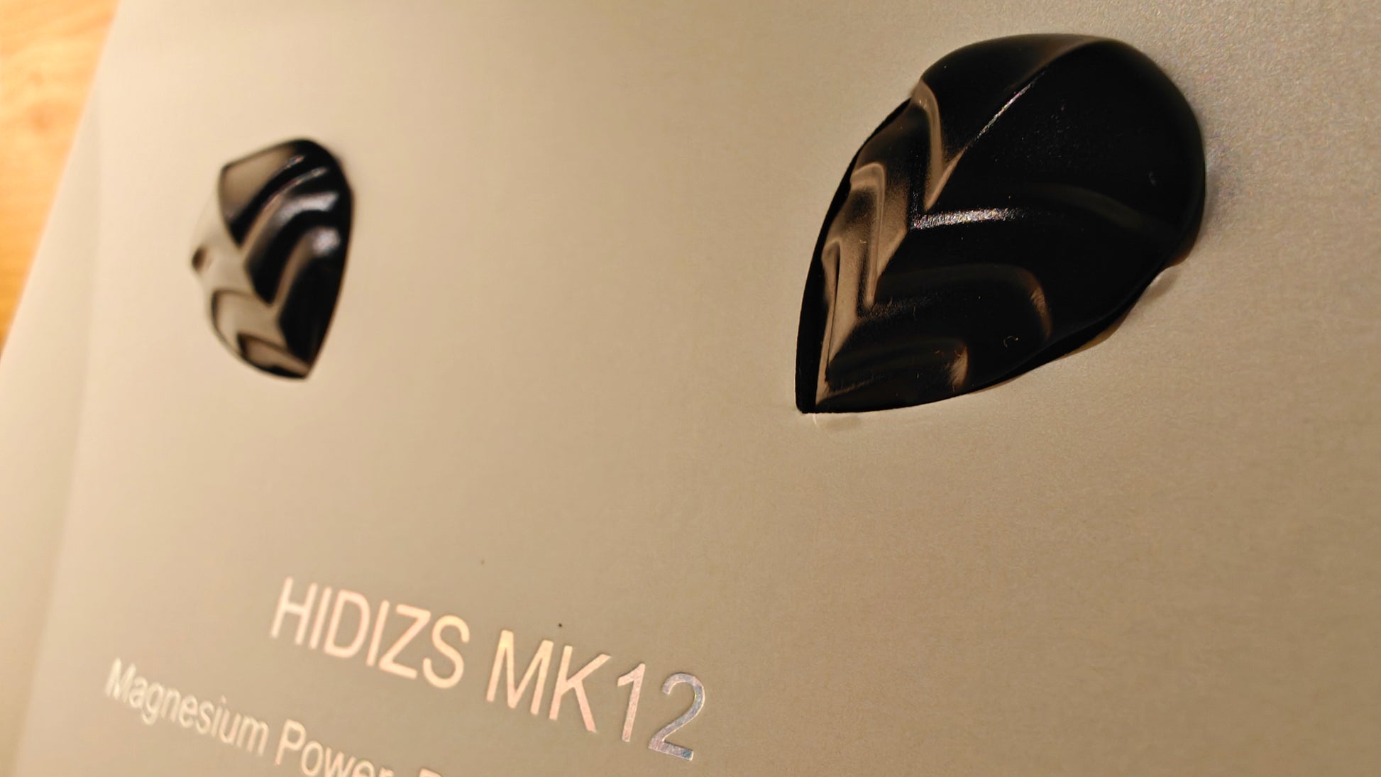 Auriculares IEM HIDIZS MK12 Turris con diafragma de magnesio de 12 mm, en diseño en-ear negro con cables.