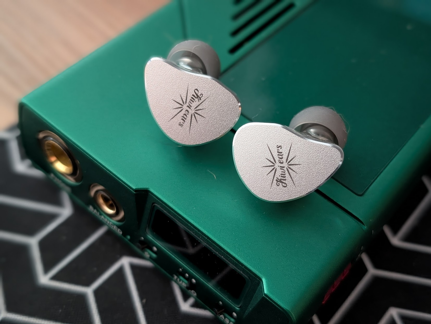 Auriculares IEM in-ear Kiwi Ears Belle con driver dinámico de 10 mm y diafragma DLC, detalles visibles en la imagen.