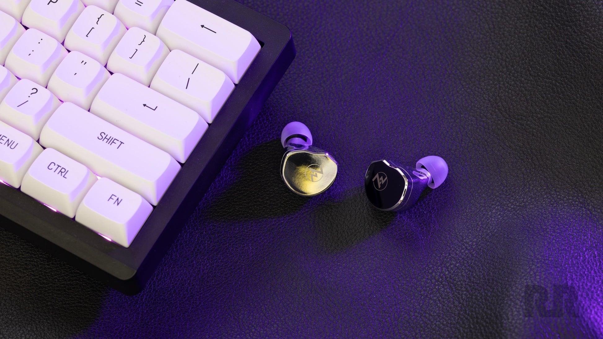 Auriculares IEM planars 7Hz x Crinacle Divine con diafragma de 14.5mm, en color negro, mostrando el diseño en oreja