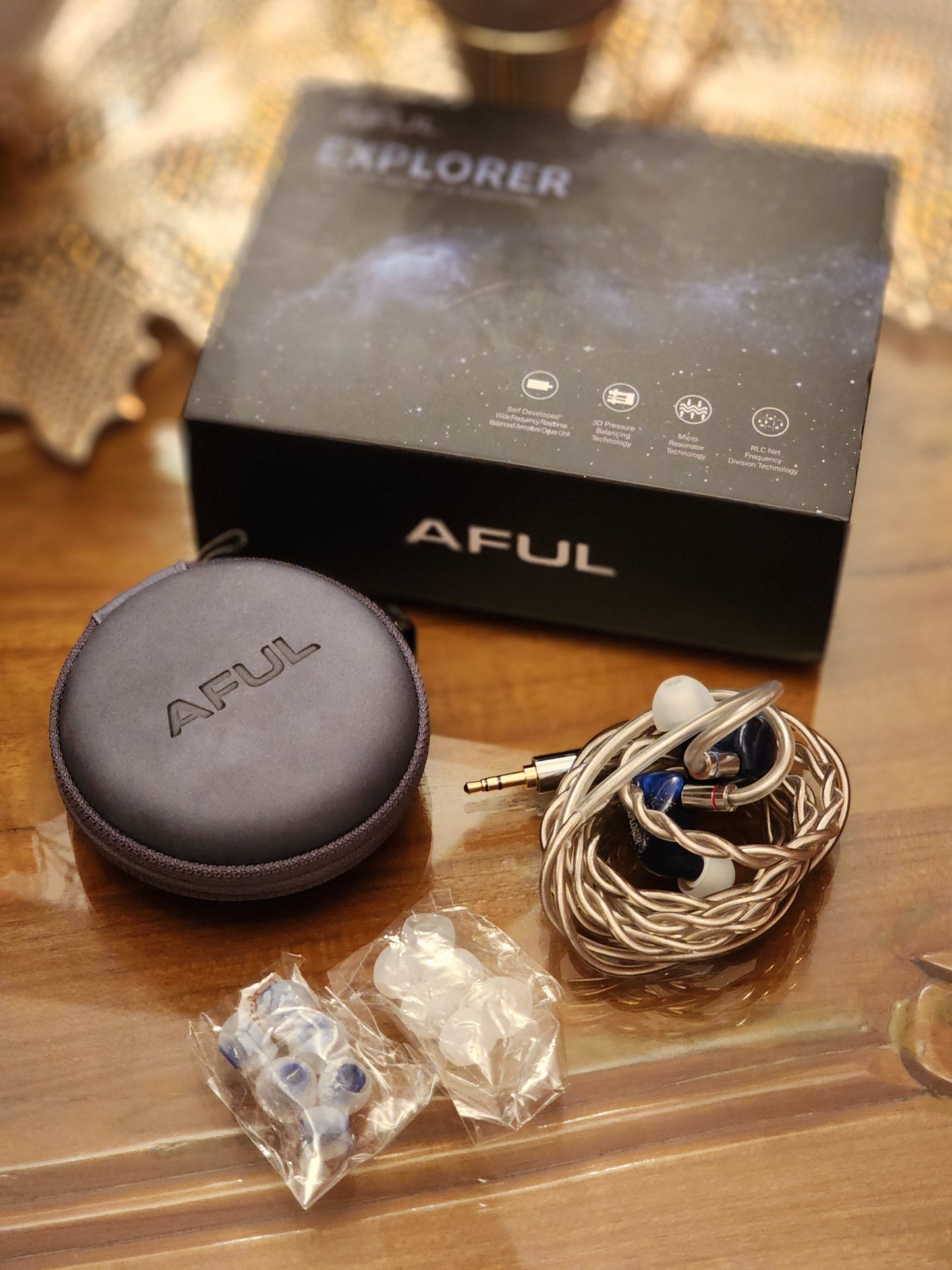 Auriculares IEM AFUL Explorer híbridos con conductores 1DD y 2BA, en estilo in-ear, para audio HiFi de alta resolución.