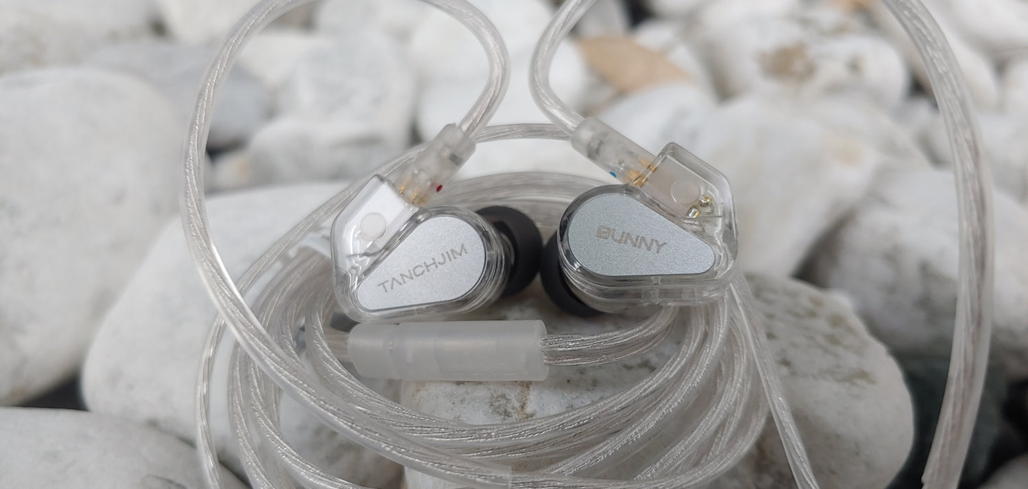 Auriculares in-ear TANCHJIM Bunny IEM con doble driver, micrófono y perfiles de sonido gaming, en color negro.