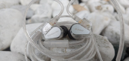 Auriculares in-ear TANCHJIM Bunny IEM con doble driver, micrófono y perfiles de sonido gaming, en color negro.