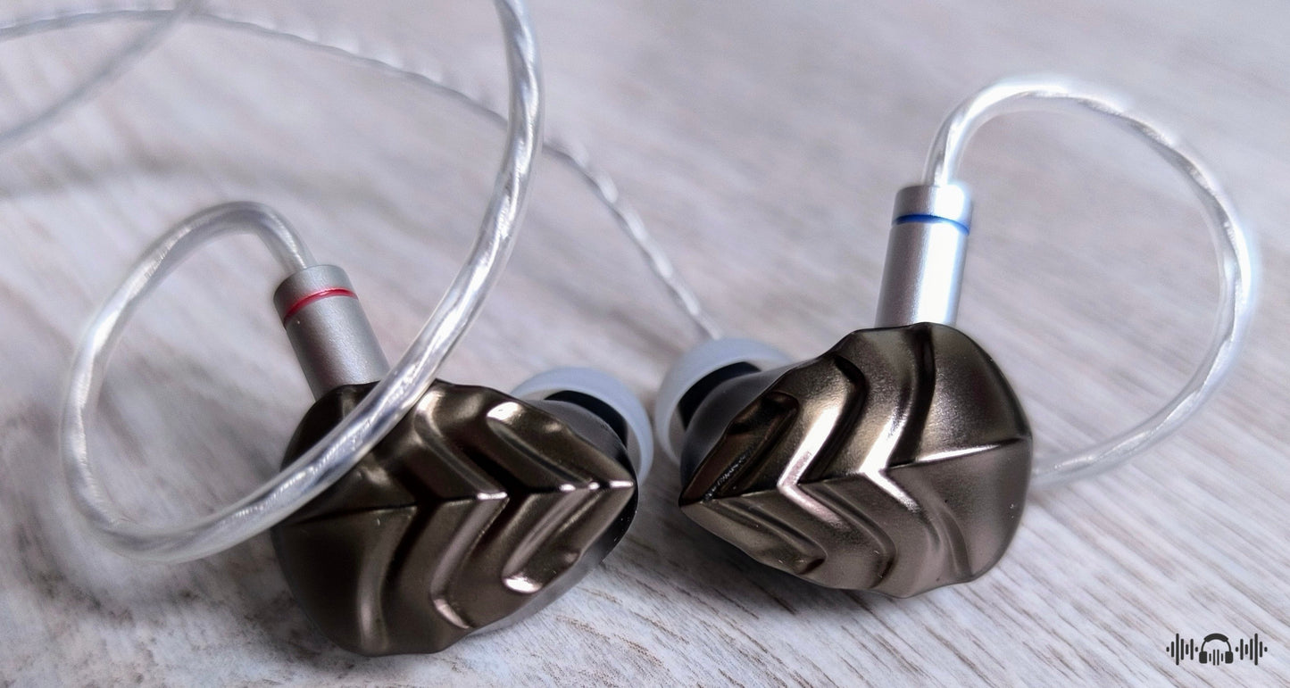 Auriculares IEM HIDIZS MK12 Turris con diafragma de 12mm y magnesio, en color negro, mostrando el diseño en-ear y cable.