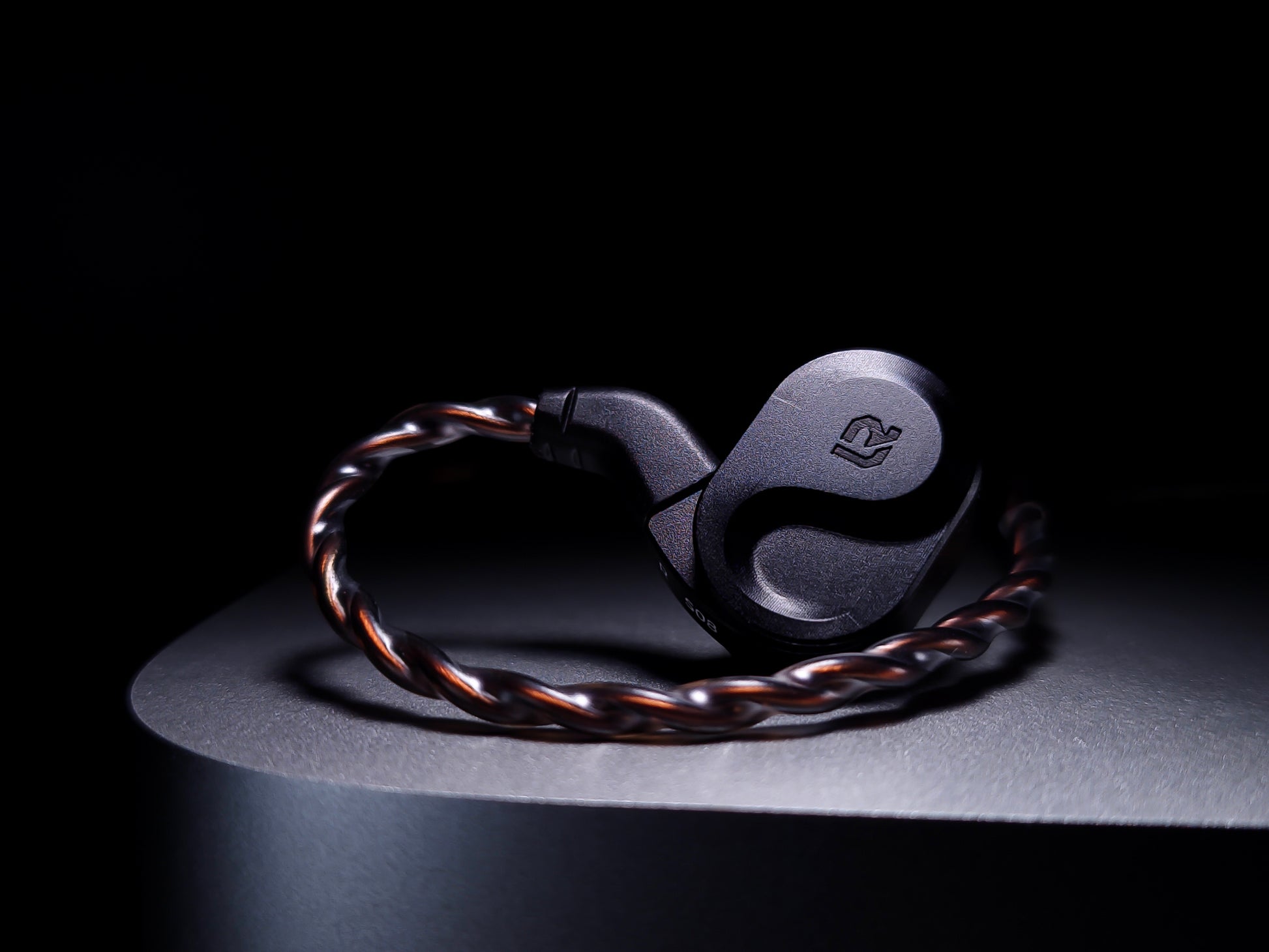 Auriculares in-ear LETSHUOER S08 IEM con diafragma planar de 13mm y doble bobina, diseño negro y detalles en plateado.