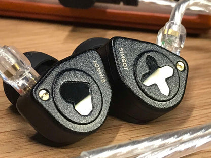 Auriculares IEM SIMGOT EW300 Edición HBB con drivers tribrid: dinámico, planar y PZT, en uso con fondo neutro.