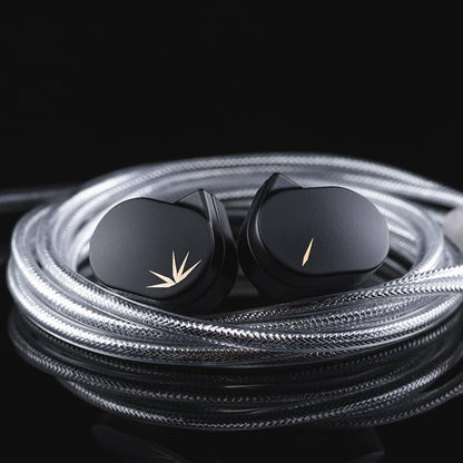Auriculares MOONDROP CHU II IEM con driver dinámico de 10mm de aluminio-magnesio, en color plateado, vista frontal.