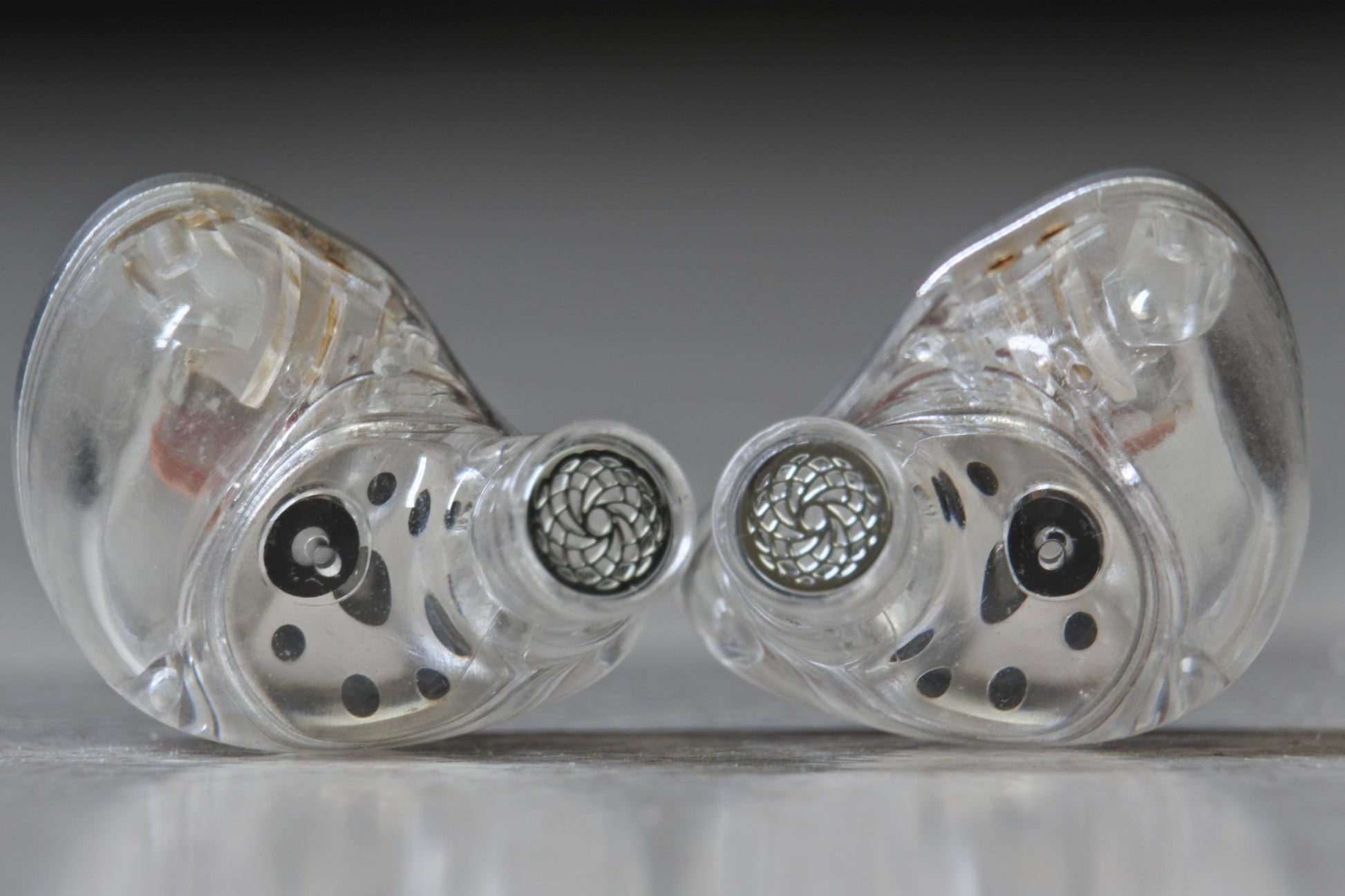 Auriculares IEM Kiwi Ears Belle con driver dinámico de 10 mm y diafragma DLC, en color negro con detalles plateados.