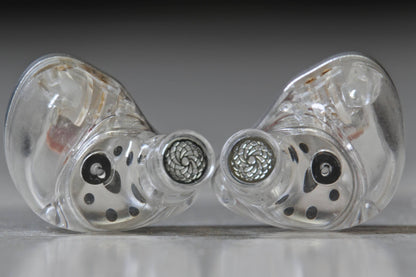 Auriculares IEM Kiwi Ears Belle con driver dinámico de 10 mm y diafragma DLC, en color negro con detalles plateados.