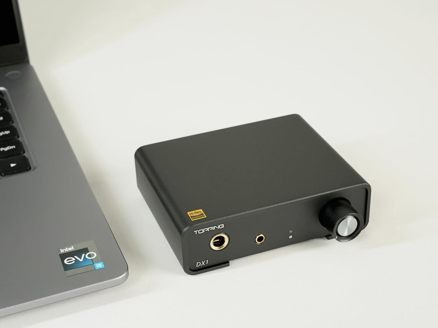 Conversor digital a analógico TOPPING DX1 con salidas de 6,35 mm y 3,5 mm, chip AK4493S, para audio HiFi en dispositivos.