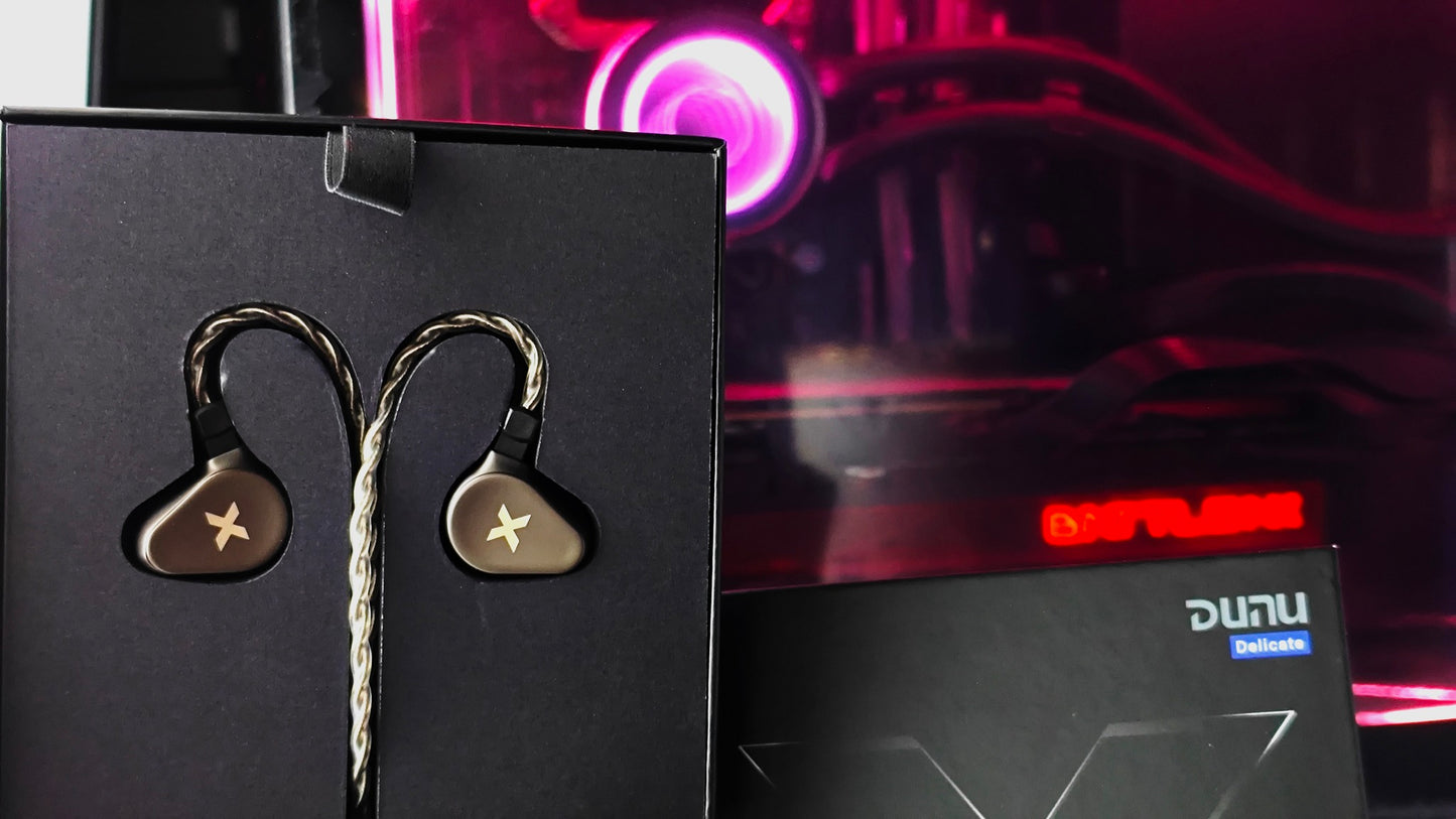 Auriculares in-ear DUNU Titan X con drivers de 10mm, doble cámara y doble imán, diseño compacto y elegante.