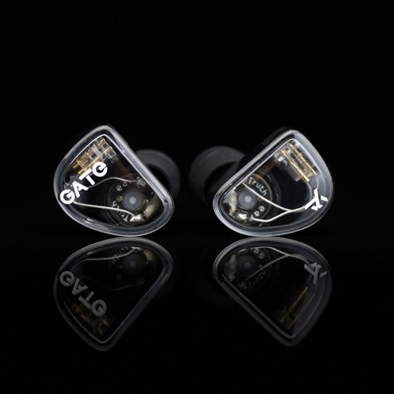 Auriculares IEM TRUTHEAR GATE con driver dinámico de 10mm y diafragma de LCP de carbono, visibles en la imagen.