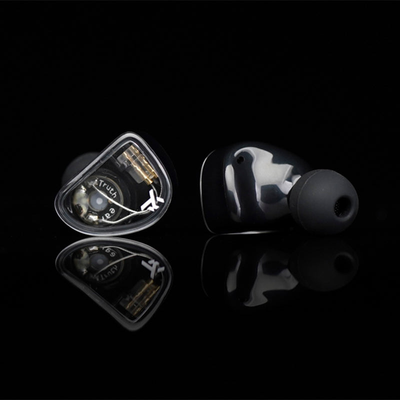 Alt text: Monitores in-ear TRUTHEAR GATE con driver dinámico de 10mm y diafragma LCP de carbono, vista de cerca del auricular.