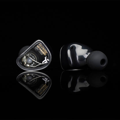 Alt text: Monitores in-ear TRUTHEAR GATE con driver dinámico de 10mm y diafragma LCP de carbono, vista de cerca del auricular.