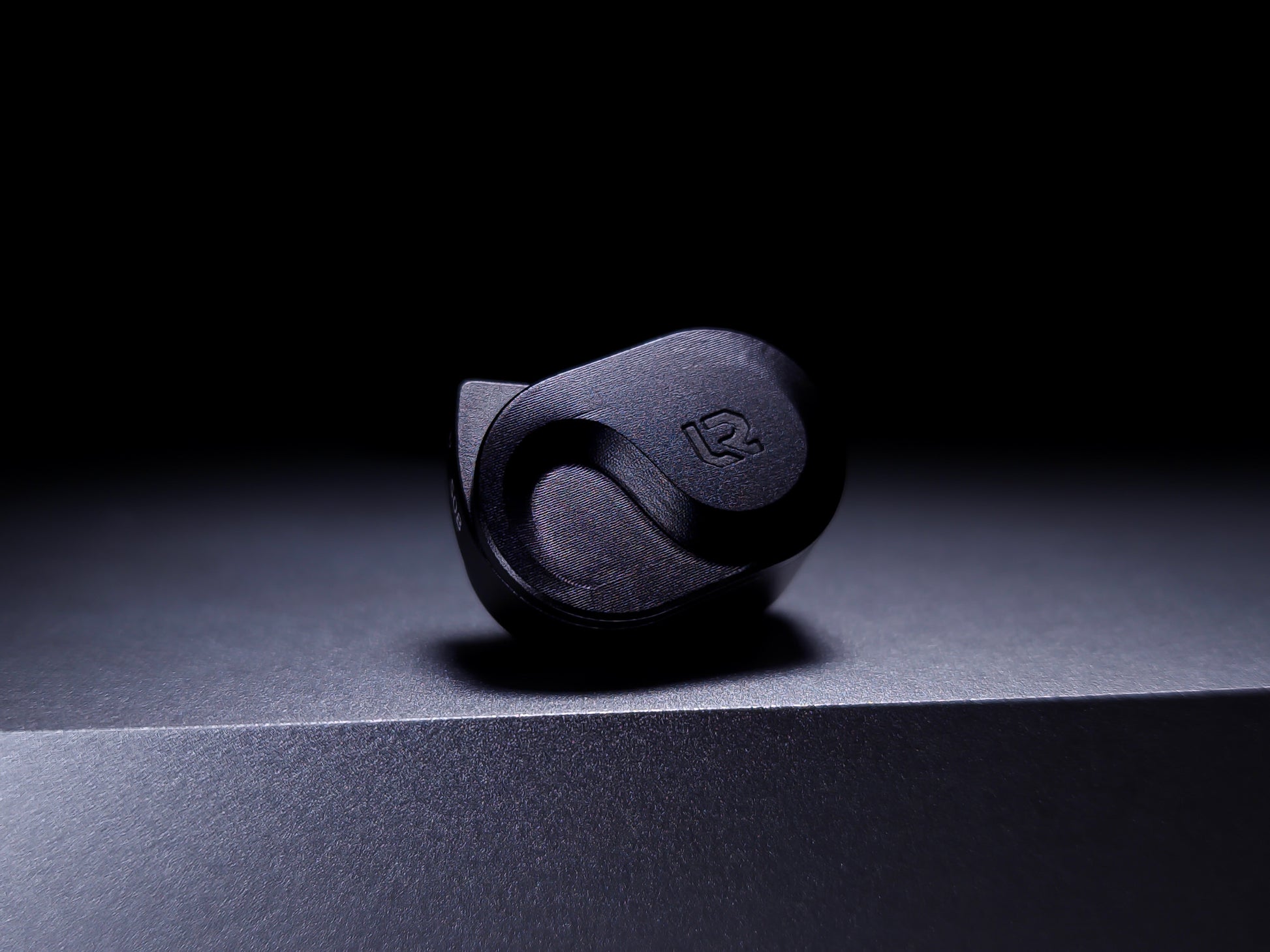 Auriculares in-ear LETSHUOER S08 con driver planar de 13mm y doble bobina para audio Hi-Fi, en caja negra con cable.