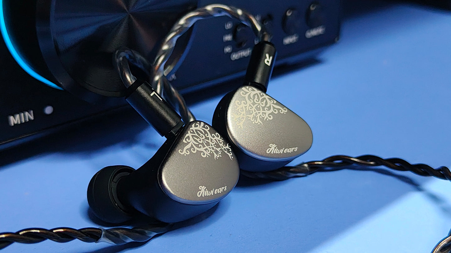 Auriculares in-ear Kiwi Ears Cadenza II con driver 1DD de 10mm y tecnología KARS 2.0, en color negro con diseño ergonómico.