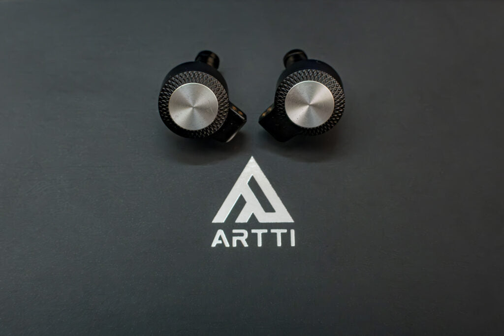 Auriculares IEM ARTTI T10 Pro con driver planar de 14.2mm y conectores intercambiables, en un fondo negro.