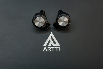 Auriculares IEM ARTTI T10 Pro con driver planar de 14.2mm y conectores intercambiables, en un fondo negro.