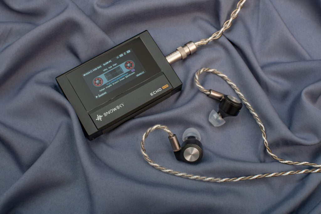 Auriculares IEM ARTTI T10 Pro con driver planar de 14.2mm y conectores intercambiables, vista detallada en el interior del producto