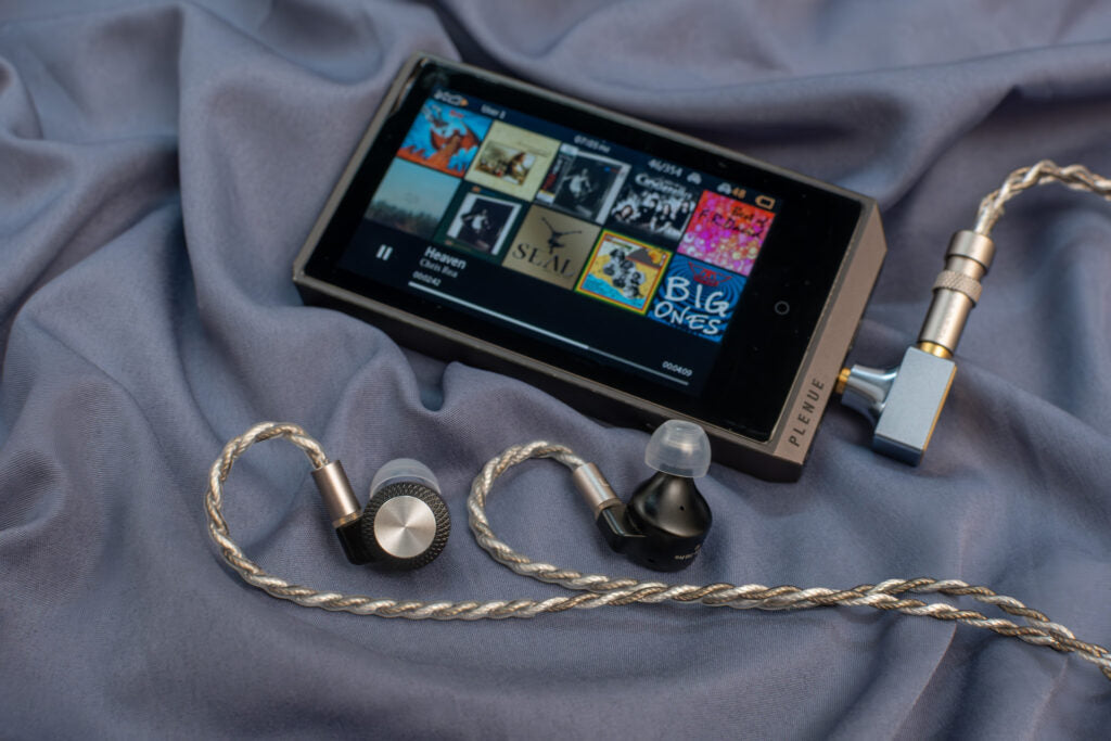 Auriculares in-ear ARTTI T10 Pro con driver planar de 14.2 mm y conectores intercambiables, en color negro con cables.