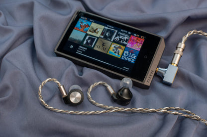 Auriculares in-ear ARTTI T10 Pro con driver planar de 14.2 mm y conectores intercambiables, en color negro con cables.