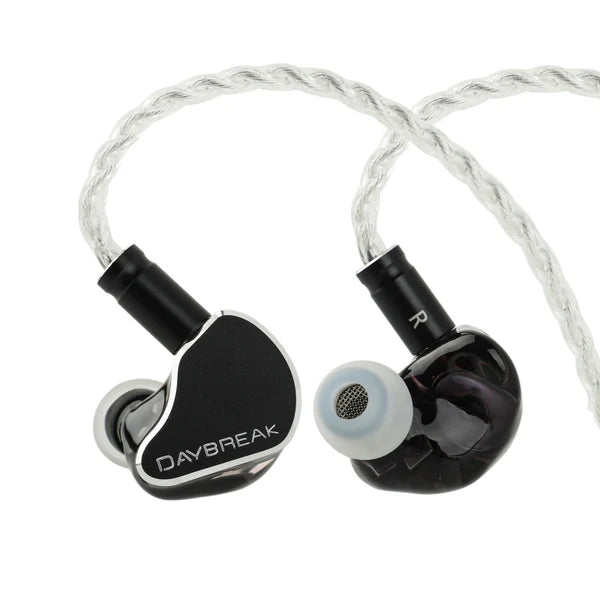 Audífonos IEM CrinEar Daybreak con drivers tribrid 1DD, 2BA y 2 micro-Planar Tweeters, en color negro.