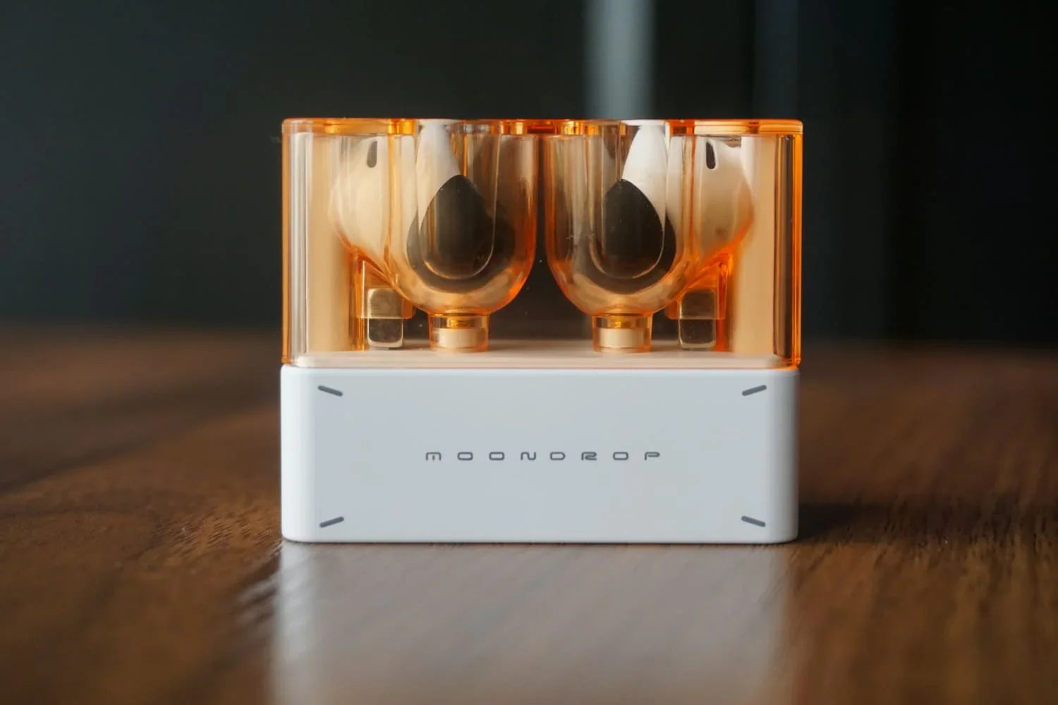 Auriculares TWS MOONDROP Space Travel 2 con diseño elegante, cancelación de ruido ANC y acabado en negro, en uso.