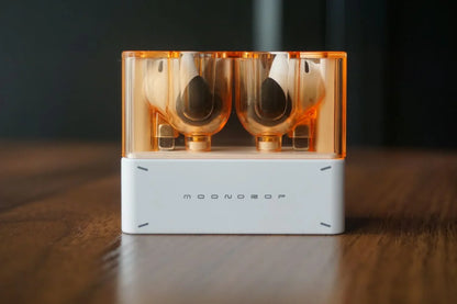 Auriculares TWS MOONDROP Space Travel 2 con diseño elegante, cancelación de ruido ANC y acabado en negro, en uso.