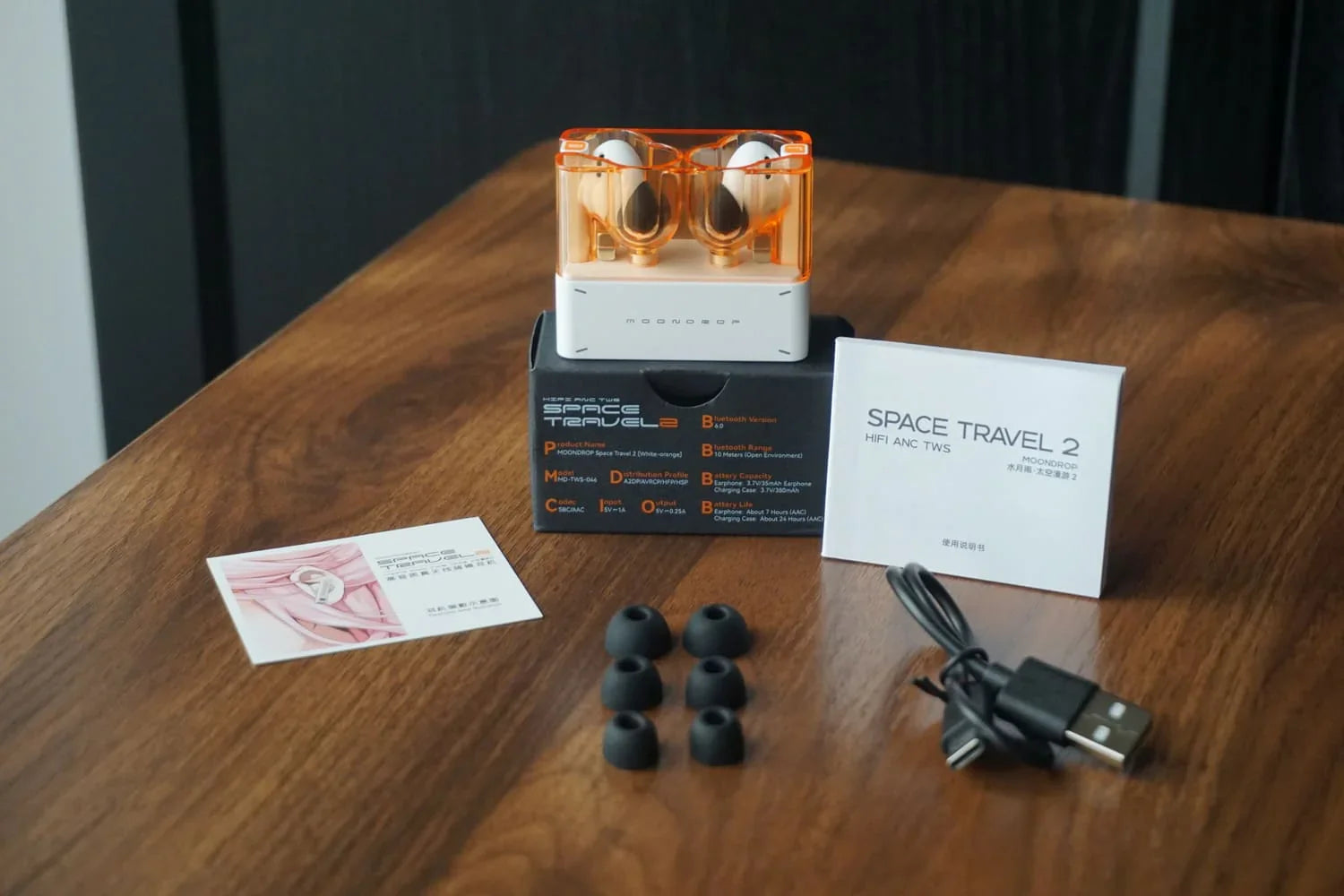 Auriculares TWS MOONDROP Space Travel 2 con cancelación de ruido ANC, diseño compacto y estuche de carga en la imagen.