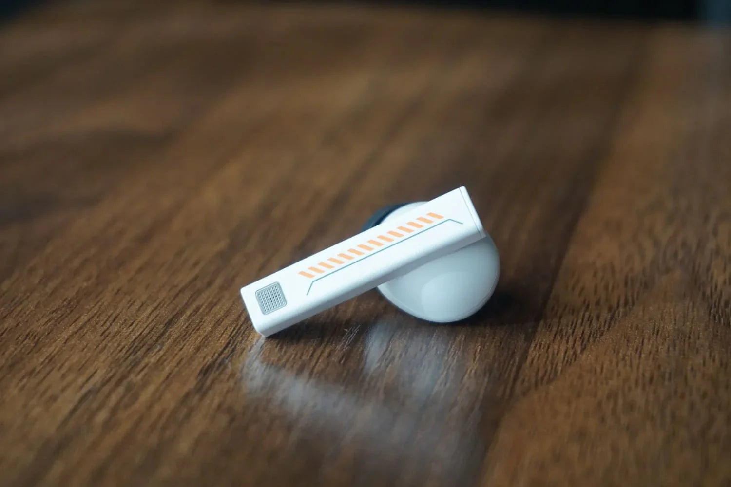 Auriculares TWS Moondrop Space Travel 2 con cancelación de ruido ANC, diseño compacto y estilo moderno en la imagen.