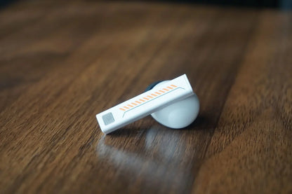 Auriculares TWS Moondrop Space Travel 2 con cancelación de ruido ANC, diseño compacto y estilo moderno en la imagen.