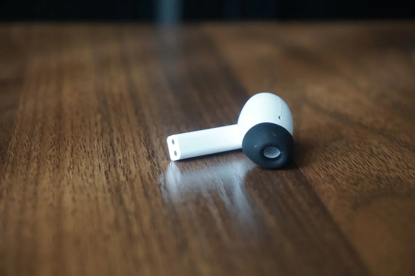 Auriculares TWS Moondrop Space Travel 2 con cancelación de ruido ANC, diseño compacto y estuche de carga en la imagen.