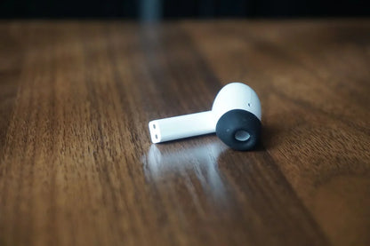 Auriculares TWS Moondrop Space Travel 2 con cancelación de ruido ANC, diseño compacto y estuche de carga en la imagen.