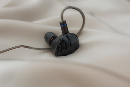 Auriculares IEM HIDIZS MK12 Turris con diafragma de magnesio de 12mm, diseño en-ear con detalles visibles en la imagen.